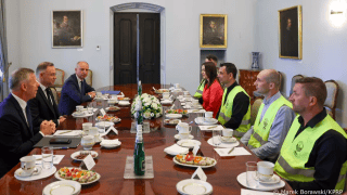 Przy stole siedzą z jednej strony Andrzej Duda, Zastępca Szefa Kancelarii Piotr Ćwik i Minister Wojciech Kolarski, po drugiej przedstawiciele rolników