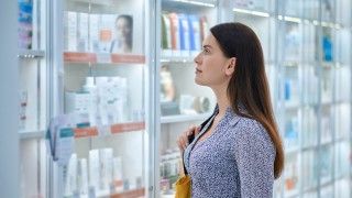 Kobieta kupuje antykoncepcję awaryjną w aptece