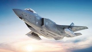 Wizualizacja samolotu F-35A Lightning II z dwoma pociskami manewrującymi AGM-158B JASSM-ER podwieszonymi na belkach pod skrzydłami.