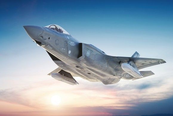 Wizualizacja samolotu F-35A Lightning II z dwoma pociskami manewrującymi AGM-158B JASSM-ER podwieszonymi na belkach pod skrzydłami.