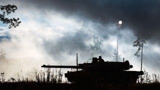 Spowity dymem po strzelaniu czołg podstawowy AMX Leclerc podczas ćwiczeń międzynarodowego kontyngentu NATO eFP w Estonii w 2017 roku.