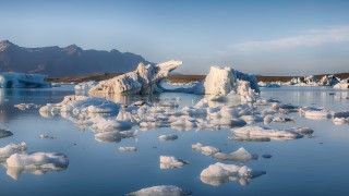 Kawałki lodu pływające po powierzchni morza
