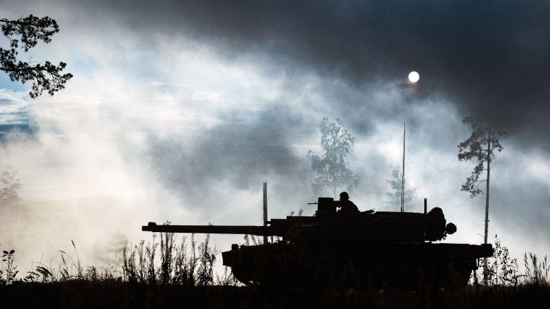 Spowity dymem po strzelaniu czołg podstawowy AMX Leclerc podczas ćwiczeń międzynarodowego kontyngentu NATO eFP w Estonii w 2017 roku.
