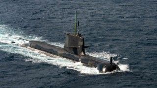 Australijski okręt podwodny HMAS „Farncomb” podczas ćwiczeń Malabar na Morzu Filipińskim, listopad 2022 roku.