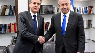 Sekretarz stanu USA Antony Blinken i premier Izraela Benjamin Netanjahu podczas spotkania w ambasadzie Stanów Zjednoczonych w Jerozolimie.