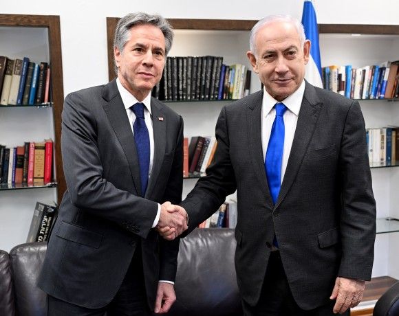 Sekretarz stanu USA Antony Blinken i premier Izraela Benjamin Netanjahu podczas spotkania w ambasadzie Stanów Zjednoczonych w Jerozolimie.