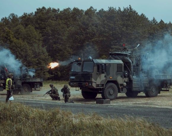 Przeciwlotnicze systemy rakietowo-artyleryjskie (PSR-A) Pilica na poligonie.