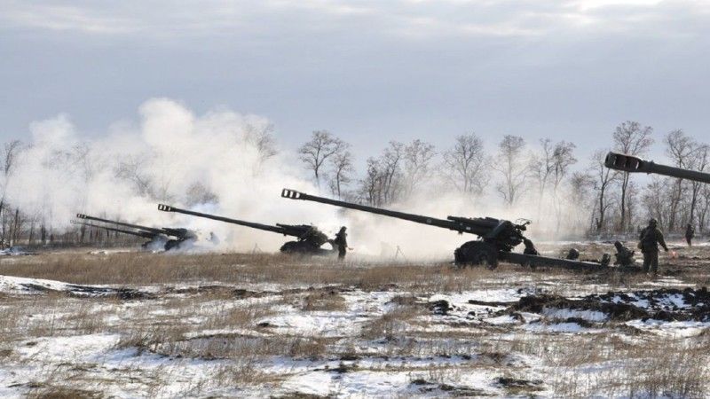 152 mm armatohaubice Msta-B podczas szkolenia w czasie pokoju ( zdjęcie ilustracyjne)