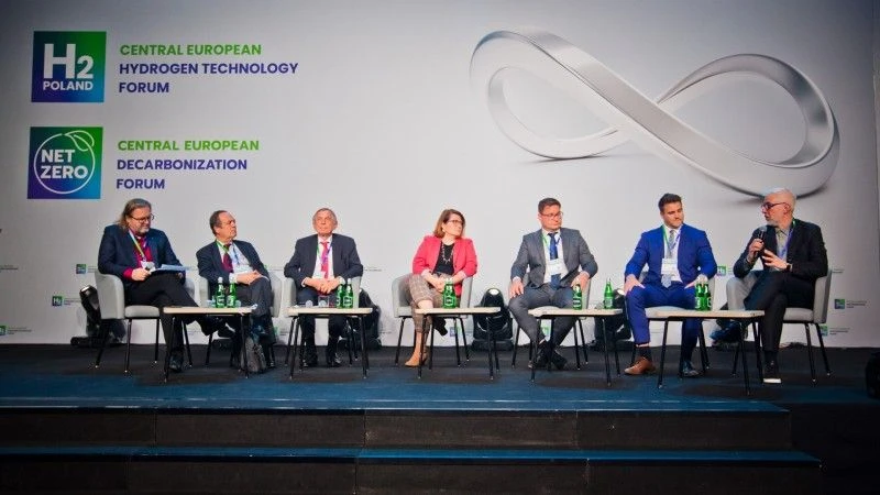 paneliści podczas debaty na wydarzeniu