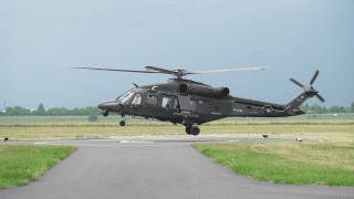 Śmigłowiec wielozadaniowy Leonardo AW149 startuje z lotniska w Świdniku.