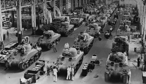Czołgi M4A4 Sherman montowane w Detroit Arsenal Tank Plant w Warren w stanie Michigan, 1942 rok.