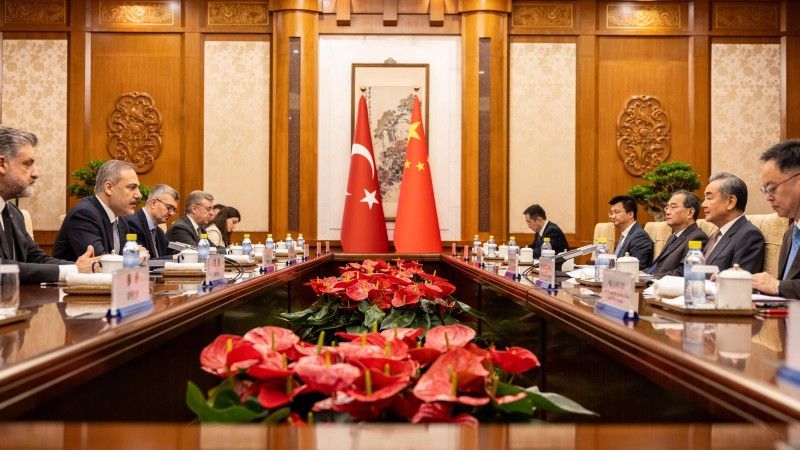 Minister Spraw Zagranicznych Turcji Hakan Fidan spotkał się w Pekinie z Wang Yi, członkiem Biura Politycznego Komitetu Centralnego Komunistycznej Partii Chin (KPCh), dyrektorem Biura Centralnej Komisji Spraw Zagranicznych i ministrem spraw zagranicznych.