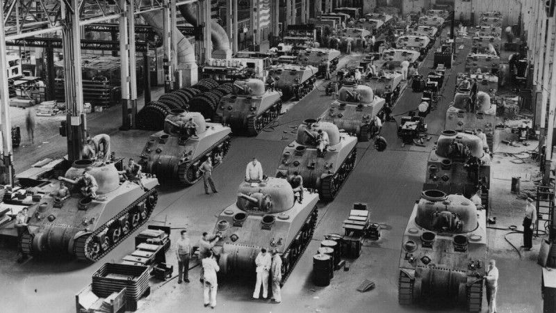 Czołgi M4A4 Sherman montowane w Detroit Arsenal Tank Plant w Warren w stanie Michigan, 1942 rok.