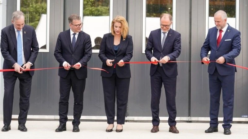 Od lewej: CEO Patria Esa Rautalinko, premier Finlandii Petteri Orpo, premier Łotwy Evika Silina, minister obrony Łotwy, Andris Sprūds, przewodniczący rady gminy Valmiera Jānis Baiks podczas otwarcia zakładu produkcyjnego w łotewskiej Valmierze.