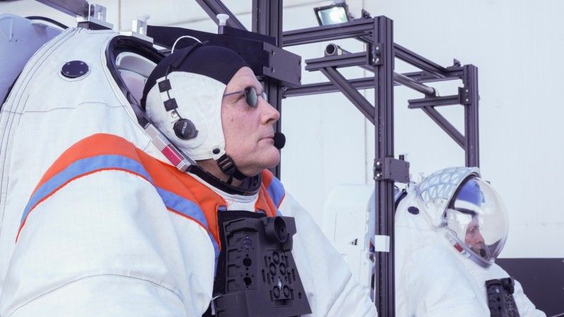 Astronauci Doug Wheelock oraz Peggy Whitson testujący skafandry AxEMU.