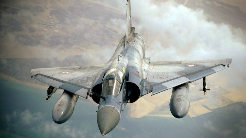 Francuski wielozadaniowy samolot bojowy Mirage 2000 odchodzi po pobraniu paliwa z amerykańskiej latającej cysterny KC-10A Extender.