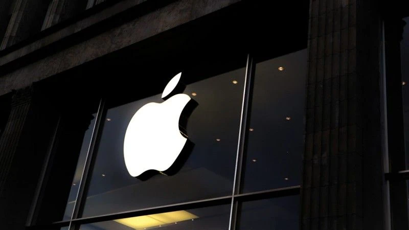 Apple zapowiedziało wprowadzenie sztucznej inteligencji na swoje urządzenia oraz integrację z OpenAI. Decyzji ostro sprzeciwił się Elon Musk.