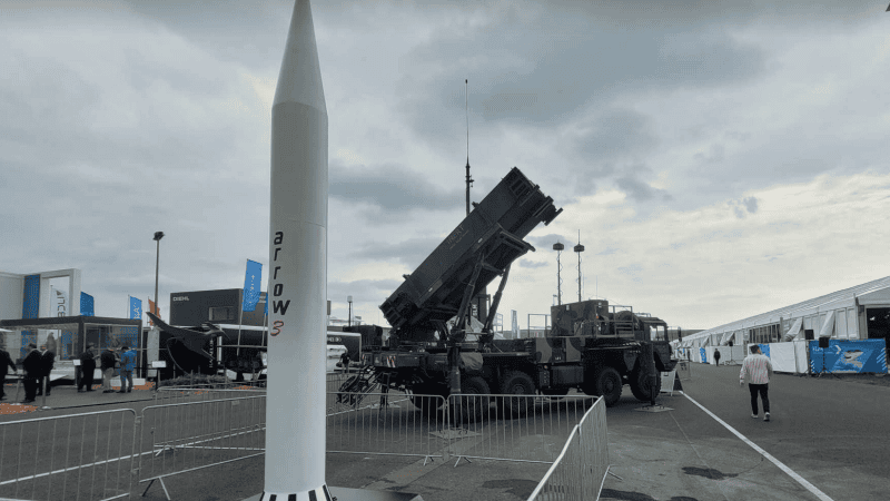 Makieta pocisku Arrow 3. W tle wyrzutnia systemu Patriot Bundeswehry