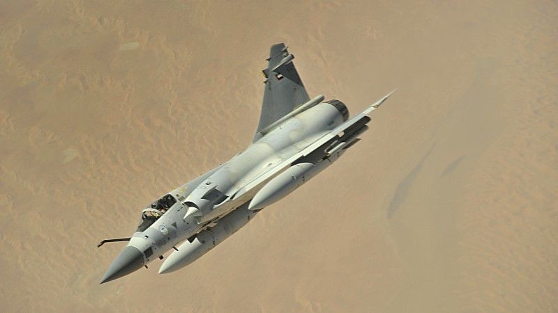 Myśliwiec Mirage 2000 Sił Powietrznych Zjednoczonych Emiratów Arabskich w locie.