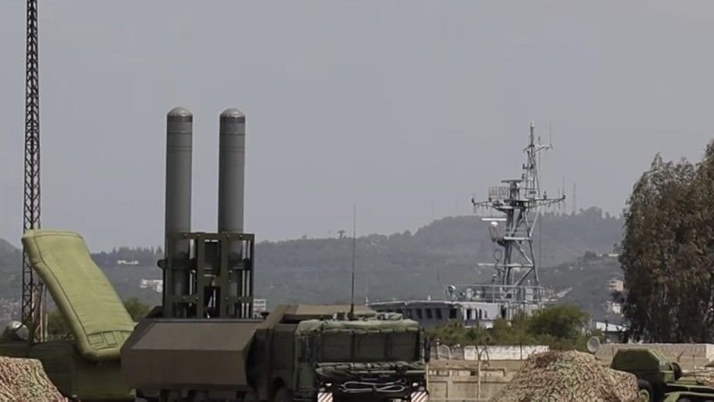 Prawdziwa wyrzutnia zestawu przeciwokrętowego Bastion i makieta stacji radiolokacyjnej zestawu przeciwlotniczego S-300/S-400.