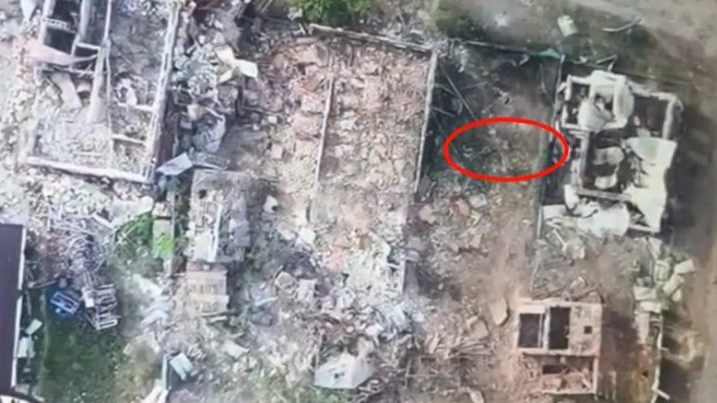nagranie z drona pokazujące rosyjskich żołnierzy w zabudowaniach, zdjęcie ilustracyjne