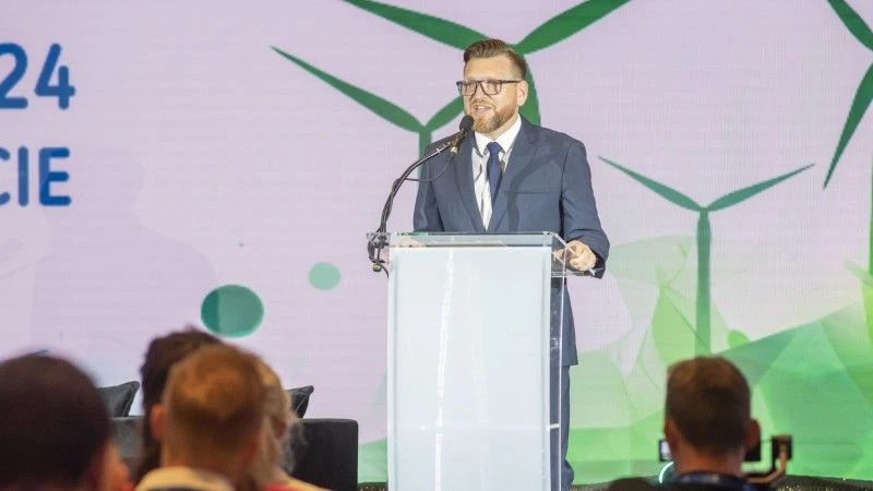 Prezes przemawia zza mównicy
