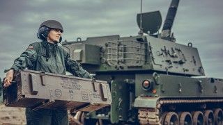 Artylerzyści 18 Pułku Artylerii przygotowują pociski kalibru 155 mm do haubic K9A1 Thunder.