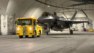 Norweski myśliwiec F-35A Lightning II w podziemnym hangarze w bazie lotniczej Bardufoss.