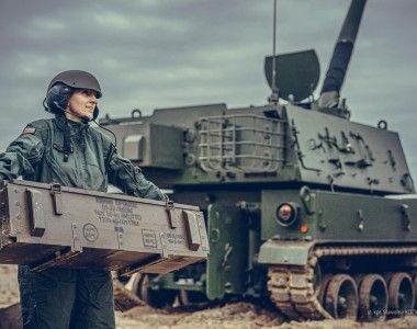Artylerzyści 18 Pułku Artylerii przygotowują pociski kalibru 155 mm do haubic K9A1 Thunder.