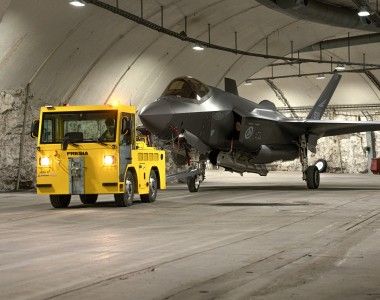 Norweski myśliwiec F-35A Lightning II w podziemnym hangarze w bazie lotniczej Bardufoss.