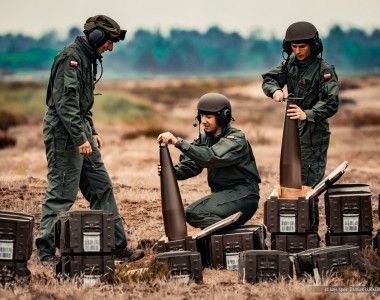 Artylerzyści 18 Pułku Artylerii przygotowują pociski kalibru 155 mm do haubic K9A1 Thunder na poligonie w Nowej Dębie.