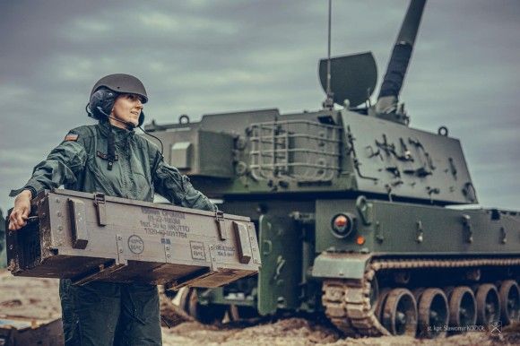 Artylerzyści 18 Pułku Artylerii przygotowują pociski kalibru 155 mm do haubic K9A1 Thunder.