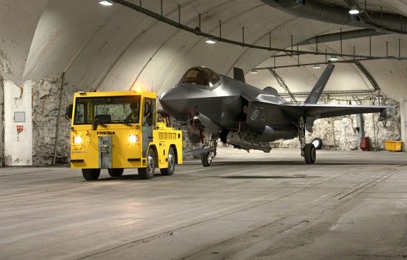 Norweski myśliwiec F-35A Lightning II w podziemnym hangarze w bazie lotniczej Bardufoss.