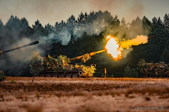 Armatohaubica samobieżna K9A1 Thunder z 18 Pułku Artylerii strzela na poligonie w Nowej Dębie.