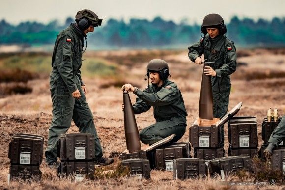 Artylerzyści 18 Pułku Artylerii przygotowują pociski kalibru 155 mm do haubic K9A1 Thunder na poligonie w Nowej Dębie.