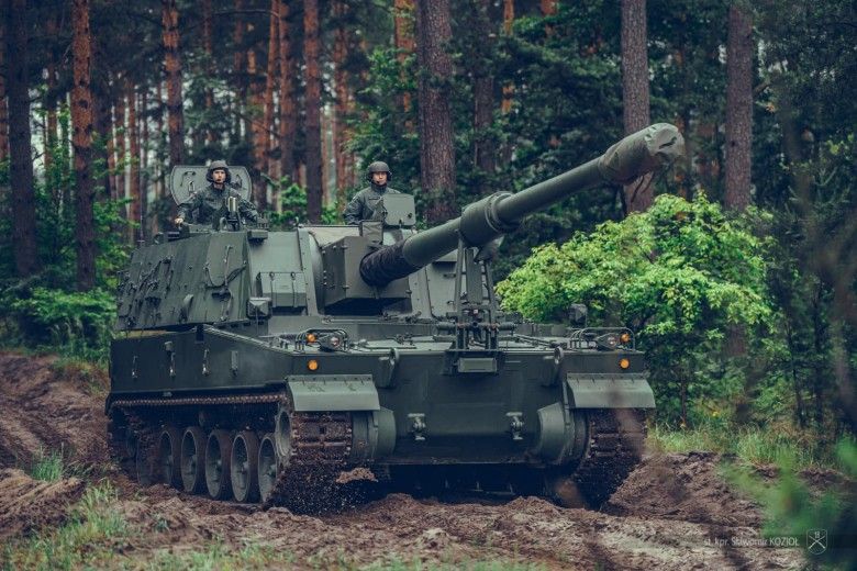 Un obuzier autopropulsat K9A1 Thunder al Regimentului 18 Artilerie la poligonul de antrenament din Nova Teba.