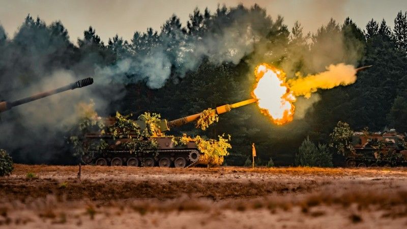 Armatohaubica samobieżna K9A1 Thunder z 18 Pułku Artylerii strzela na poligonie w Nowej Dębie.