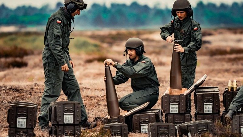 Artylerzyści 18 Pułku Artylerii przygotowują pociski kalibru 155 mm do haubic K9A1 Thunder na poligonie w Nowej Dębie.