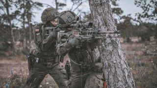 Żołnierze 6 Brygady Powietrznodesantowej ćwiczą na Gotlandii podczas manewrów NATO pod kryptonimem BALTOPS 24.