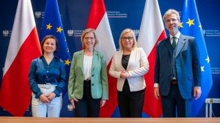Od lewej: Urszula Zielińska, Leonore Gewessler, Paulina Hennig-Kloska. ambasador Austrii Andreas Stadler
https://www.bmeia.gv.at/pl/ambasada-austrii-warszawa/aktualnosci/detail/klimaministerin-leonore-gewessler-in-warschau