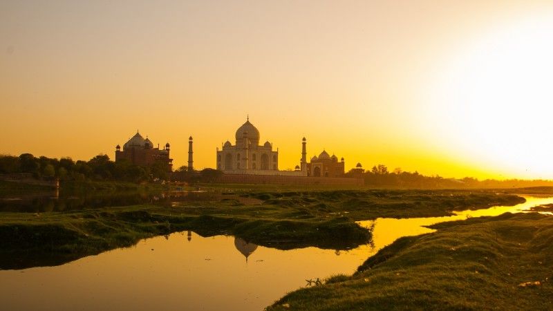 Widok na Tadź Mahal z brzegu Jamuny w Agrze, Indie