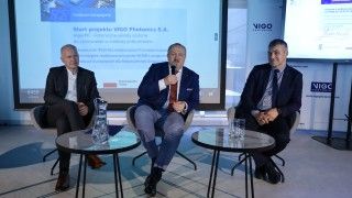 Przedstawienie założeń projektu HyperPIC. Od lewej: prof. Ryszard Piramidowicz, prof. dr hab. inż. Jerzy Małachowski (dyrektor NCBR), dr Adam Piotrowski (prezes zarządu Vigo Photonics).