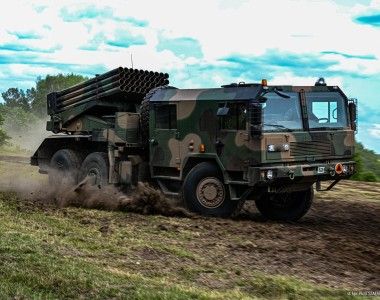 Pokaz dynamiczny na okoliczność święta 1 Mazurskiej Brygady Artylerii. Na zdjęciu wieloprowadnicowa wyrzutnia rakiet WR-40 Langusta.