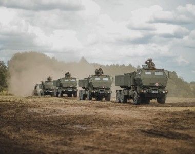 Pokaz dynamiczny na okoliczność święta 1 Mazurskiej Brygady Artylerii. Na zdjęciu wieloprowadnicowe wyrzutnie rakiet M142 HIMARS.