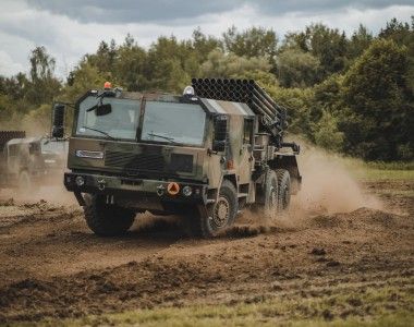 Pokaz dynamiczny na okoliczność święta 1 Mazurskiej Brygady Artylerii. Na zdjęciu wieloprowadnicowe wyrzutnie rakiet WR-40 Langusta.