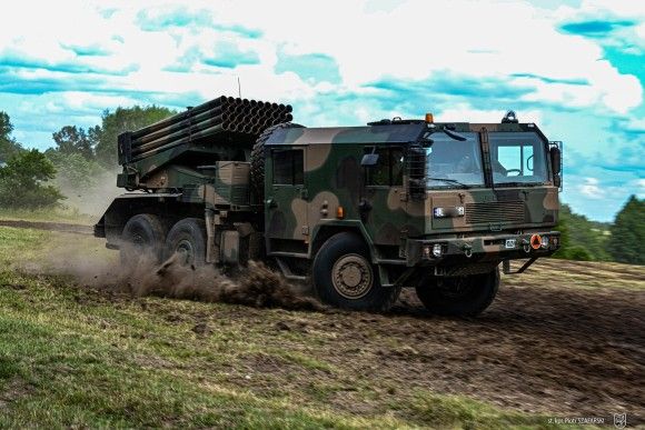Pokaz dynamiczny na okoliczność święta 1 Mazurskiej Brygady Artylerii. Na zdjęciu wieloprowadnicowa wyrzutnia rakiet WR-40 Langusta.