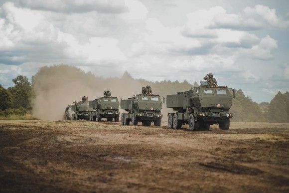 Pokaz dynamiczny na okoliczność święta 1 Mazurskiej Brygady Artylerii. Na zdjęciu wieloprowadnicowe wyrzutnie rakiet M142 HIMARS.