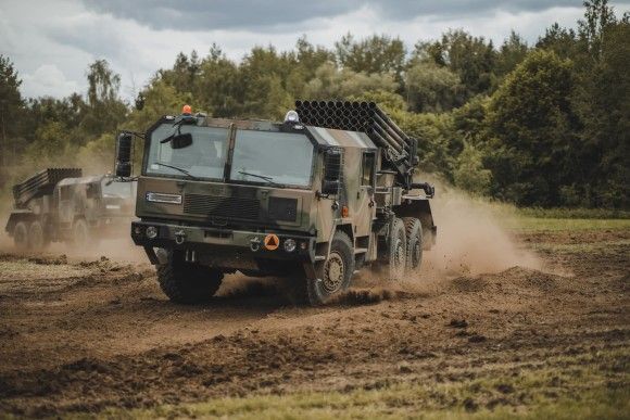 Pokaz dynamiczny na okoliczność święta 1 Mazurskiej Brygady Artylerii. Na zdjęciu wieloprowadnicowe wyrzutnie rakiet WR-40 Langusta.