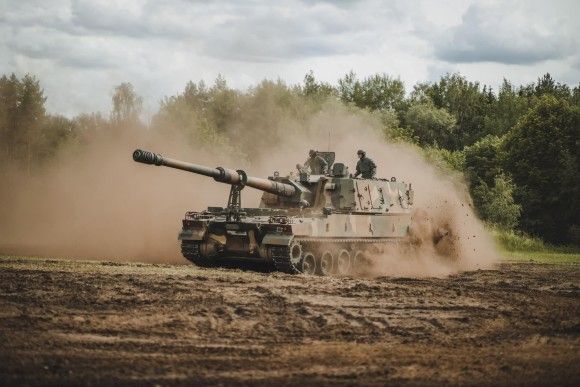 Pokaz dynamiczny na okoliczność święta 1 Mazurskiej Brygady Artylerii. Na zdjęciu armatohaubica samobieżna K9A1 Thunder.