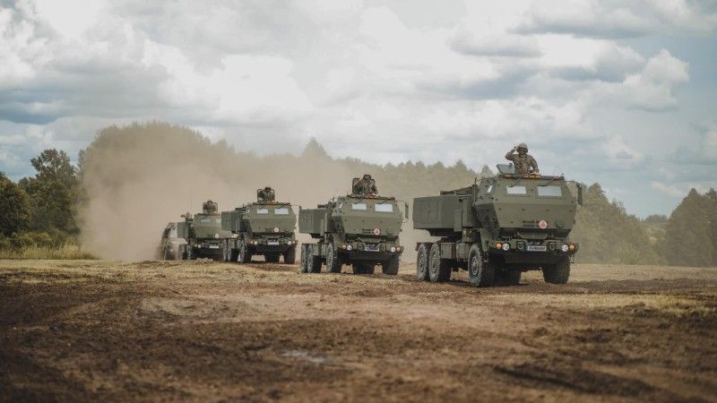 Pokaz dynamiczny na okoliczność święta 1 Mazurskiej Brygady Artylerii. Na zdjęciu wieloprowadnicowe wyrzutnie rakiet M142 HIMARS.